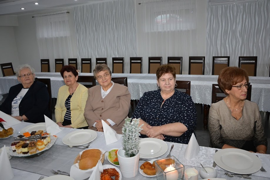 Spotkanie opłatkowe w Kruszwicy. Członkowie koła Polskiego Związku Emerytów przy świątecznym stole [FOTO]