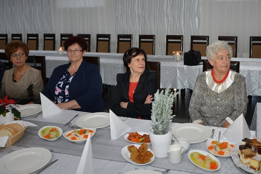 Spotkanie opłatkowe w Kruszwicy. Członkowie koła Polskiego Związku Emerytów przy świątecznym stole [FOTO]