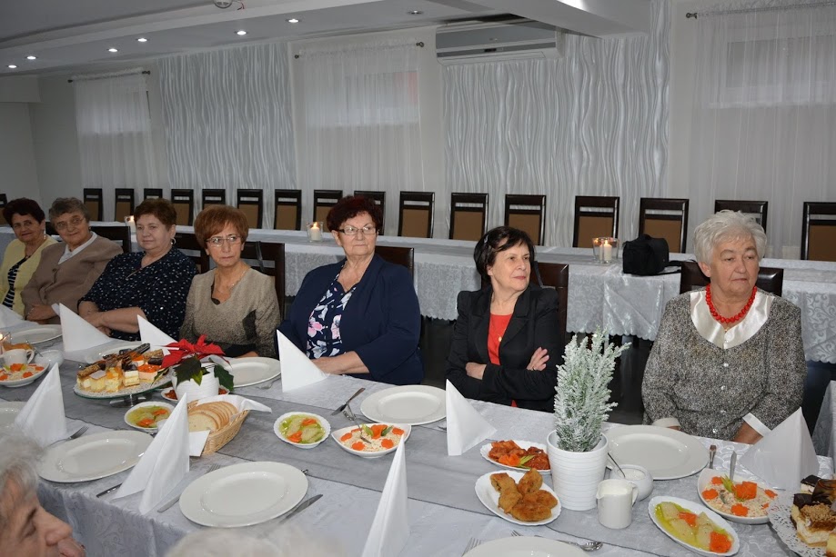 Spotkanie opłatkowe w Kruszwicy. Członkowie koła Polskiego Związku Emerytów przy świątecznym stole [FOTO]
