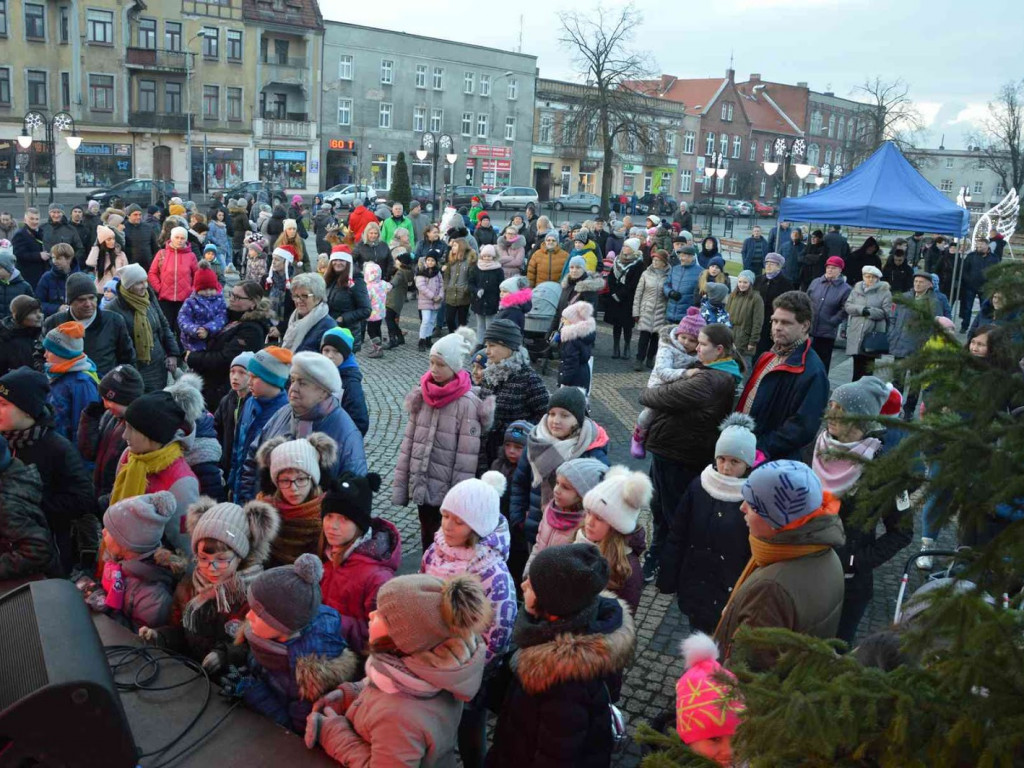 Wspólne kolędowanie na kruszwickim rynku [LIVE]  [FOTO]