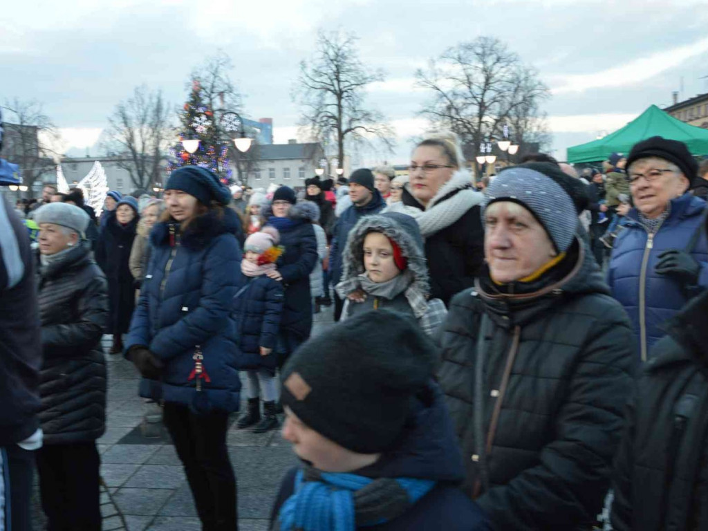 Wspólne kolędowanie na kruszwickim rynku [LIVE]  [FOTO]