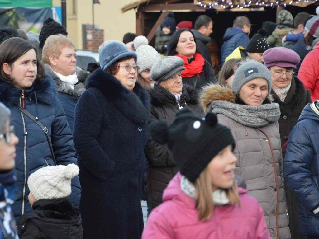 Wspólne kolędowanie na kruszwickim rynku [LIVE]  [FOTO]