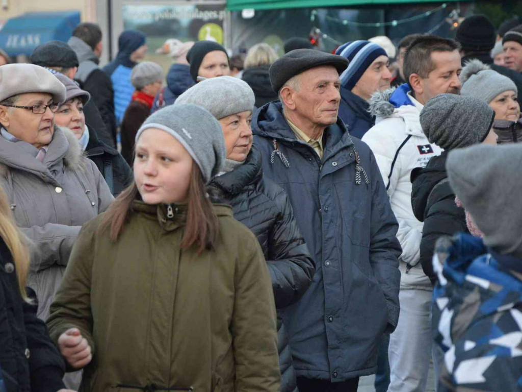 Wspólne kolędowanie na kruszwickim rynku [LIVE]  [FOTO]