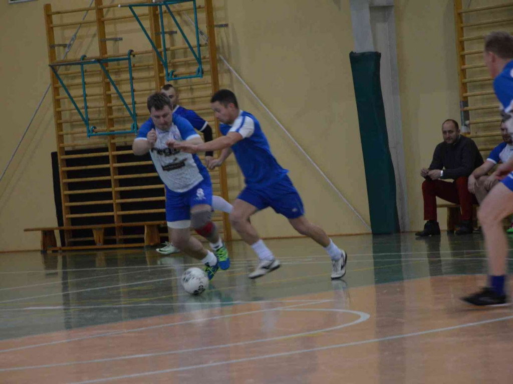 Na hali sportowej trwa Noworoczny Turniej. Jego trofeum to Puchar WOŚP