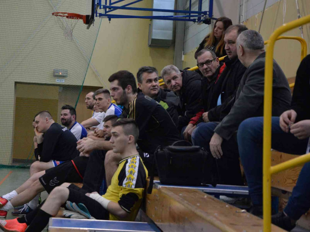 Na hali sportowej trwa Noworoczny Turniej. Jego trofeum to Puchar WOŚP