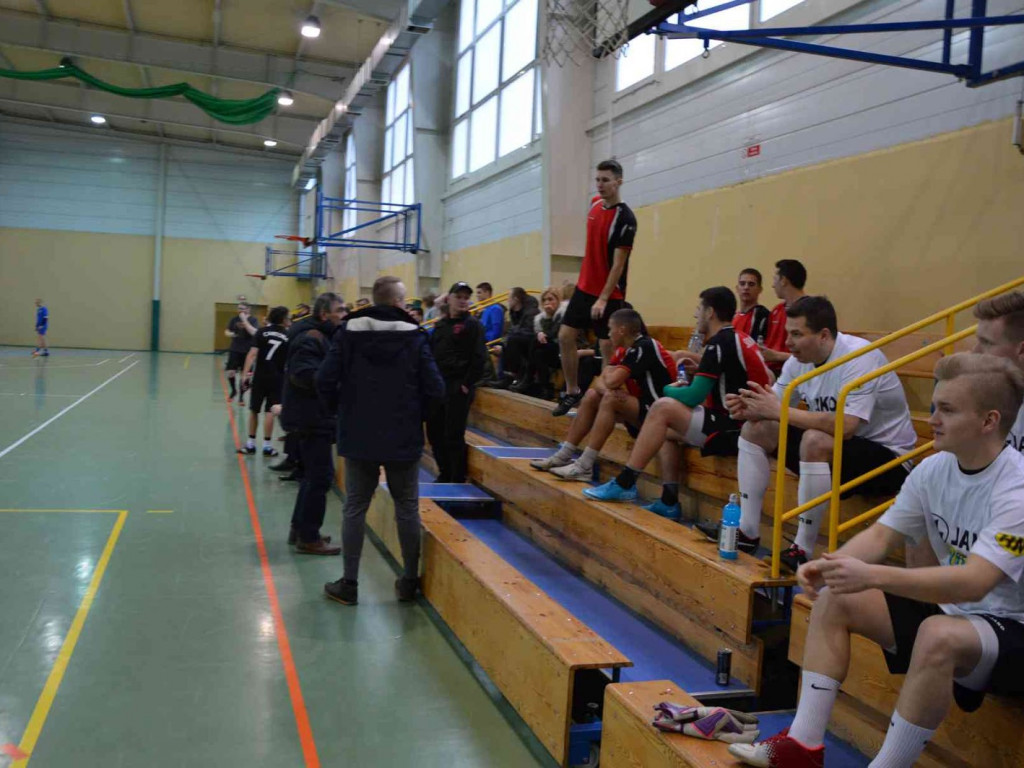 Na hali sportowej trwa Noworoczny Turniej. Jego trofeum to Puchar WOŚP