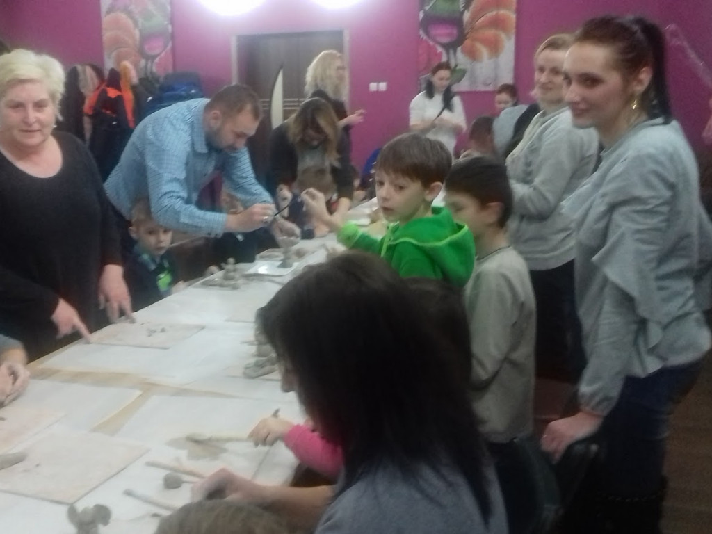 W Chelmcach zorganizowali zajęcia gliniarskie. Zobacz zdjęcia