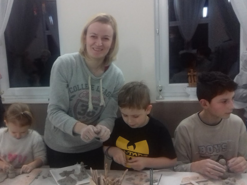 W Chelmcach zorganizowali zajęcia gliniarskie. Zobacz zdjęcia