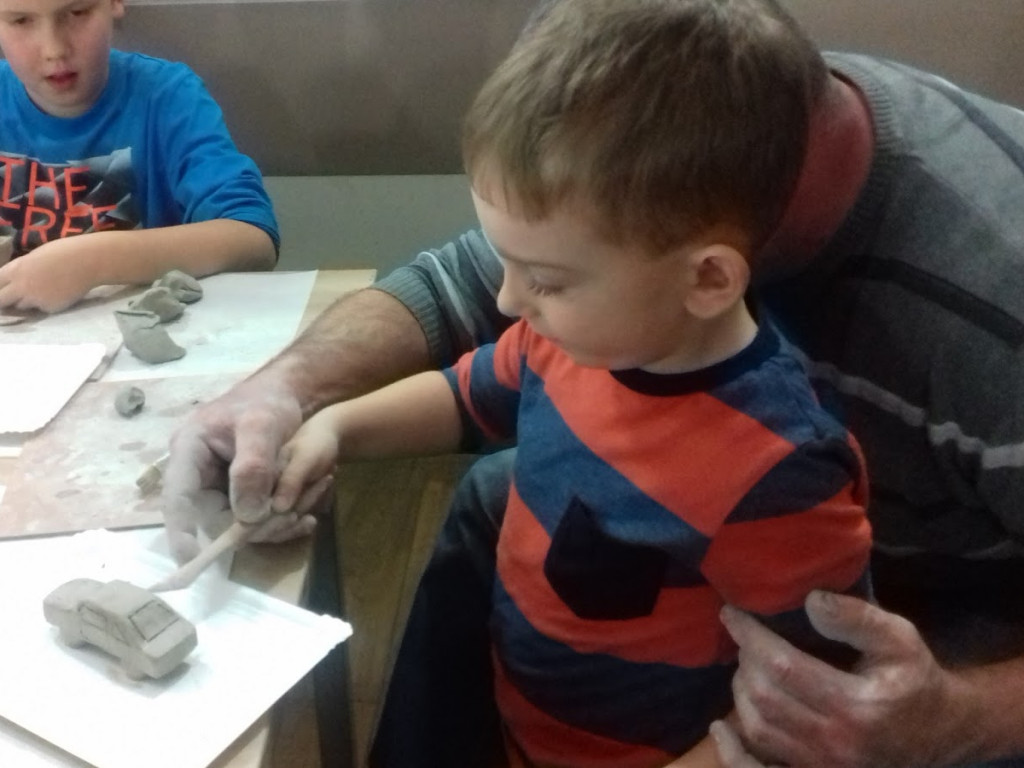 W Chelmcach zorganizowali zajęcia gliniarskie. Zobacz zdjęcia