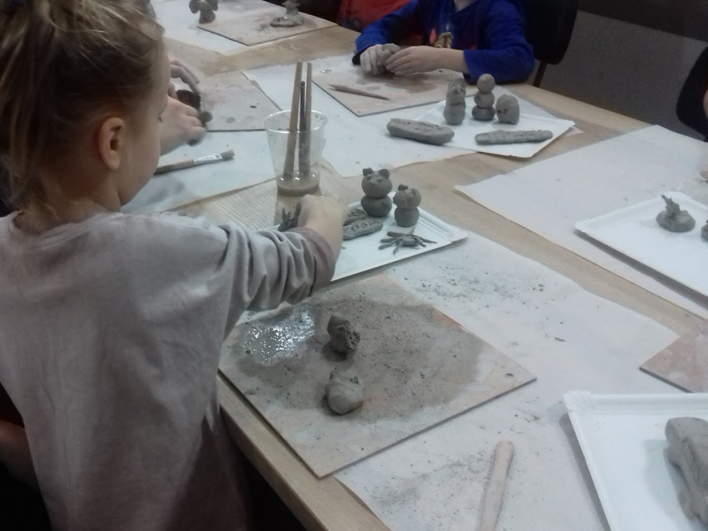 W Chelmcach zorganizowali zajęcia gliniarskie. Zobacz zdjęcia