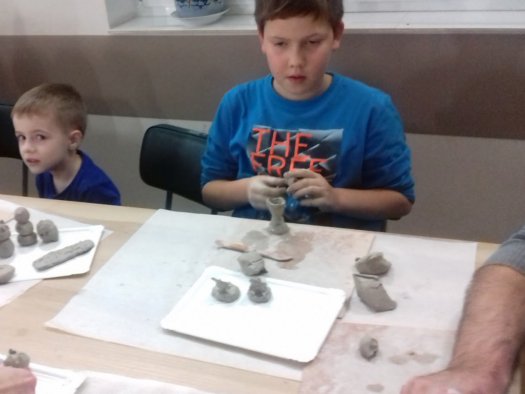 W Chelmcach zorganizowali zajęcia gliniarskie. Zobacz zdjęcia