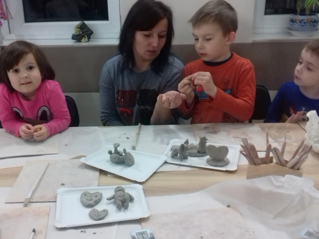 W Chelmcach zorganizowali zajęcia gliniarskie. Zobacz zdjęcia