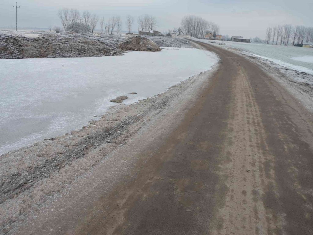 Na Wrzosowej zmagają się z problemem podtopień. Czy droga ulegnie zniszczeniu? - MojaKruszwica.pl