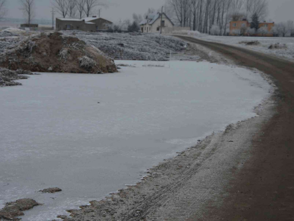 Na Wrzosowej zmagają się z problemem podtopień. Czy droga ulegnie zniszczeniu? - MojaKruszwica.pl