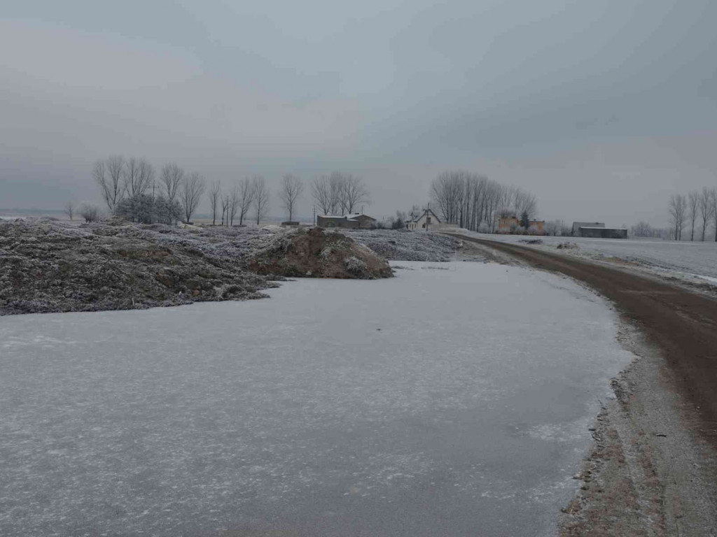 Na Wrzosowej zmagają się z problemem podtopień. Czy droga ulegnie zniszczeniu? - MojaKruszwica.pl