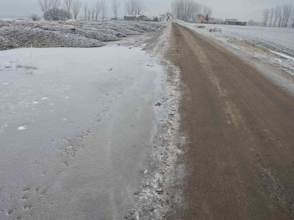 Na Wrzosowej zmagają się z problemem podtopień. Czy droga ulegnie zniszczeniu? - MojaKruszwica.pl