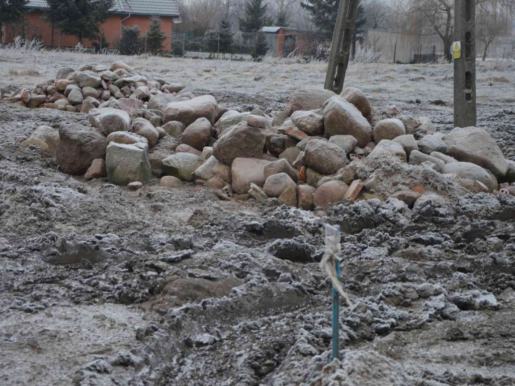 Na Wrzosowej zmagają się z problemem podtopień. Czy droga ulegnie zniszczeniu? - MojaKruszwica.pl