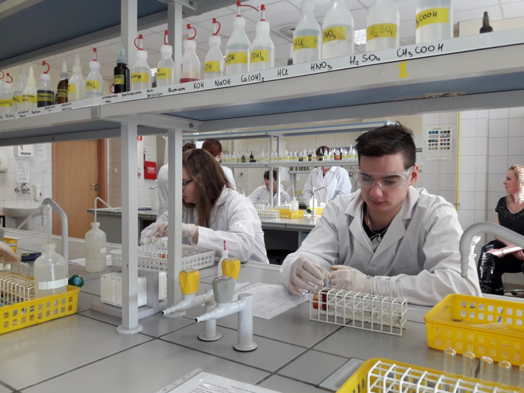 Uczniowie Zespołu Szkół Ogólnokształcących w Kruszwicy wzięli udział w zajęciach laboratoryjnych