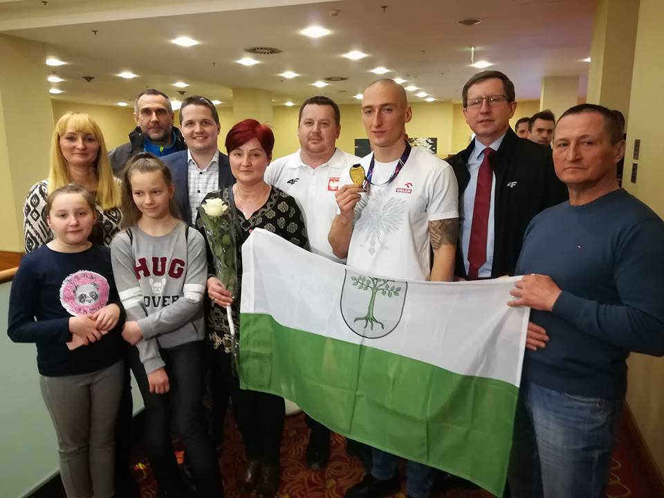 Gorące powitanie Jakuba Krzewiny na lotnisku [FOTO]