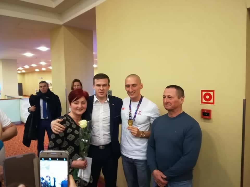 Gorące powitanie Jakuba Krzewiny na lotnisku [FOTO]