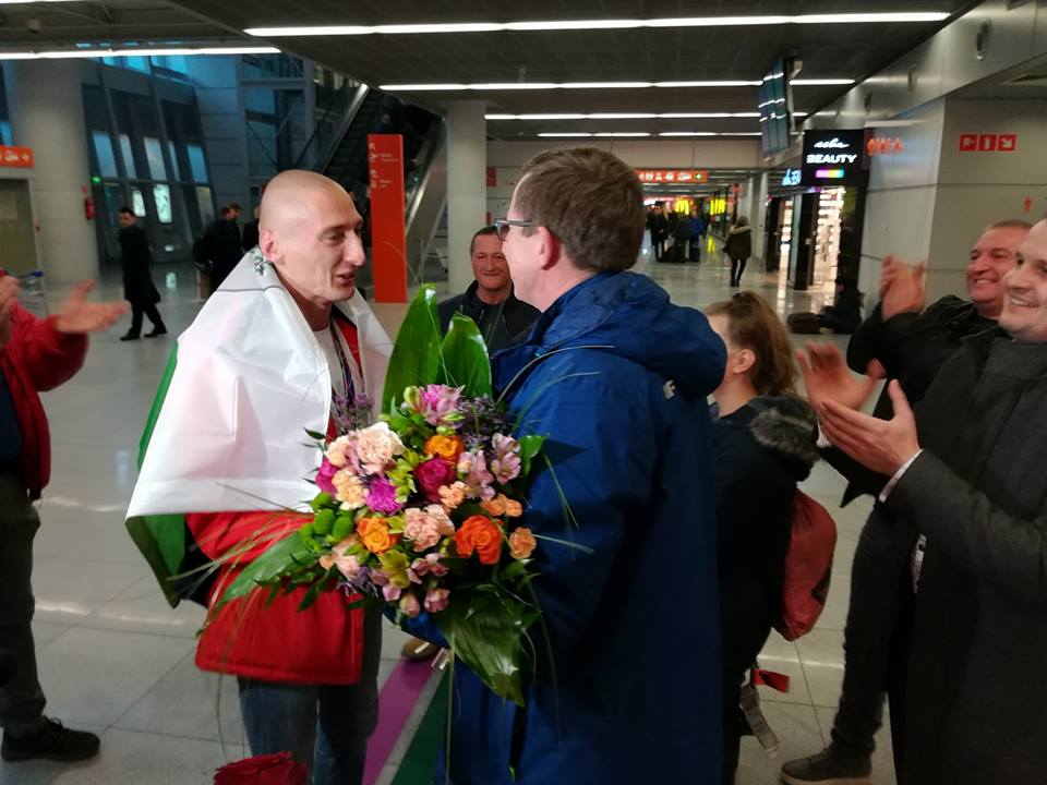 Gorące powitanie Jakuba Krzewiny na lotnisku [FOTO]