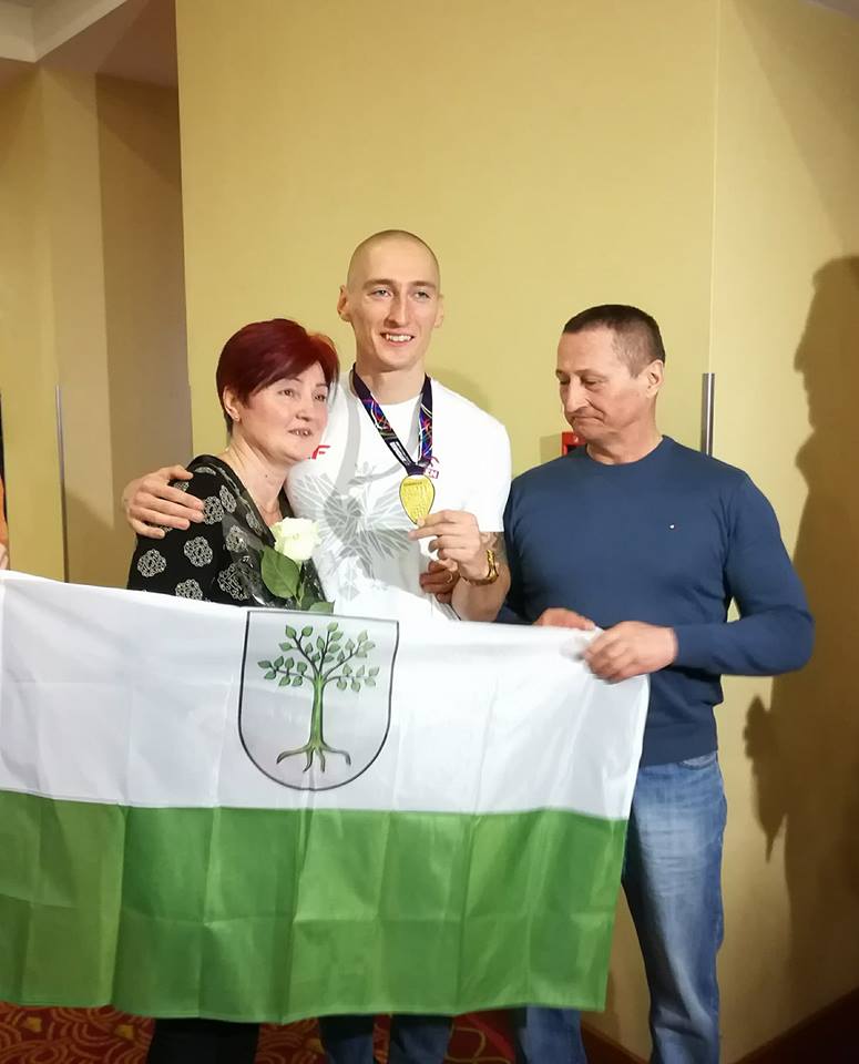 Gorące powitanie Jakuba Krzewiny na lotnisku [FOTO]