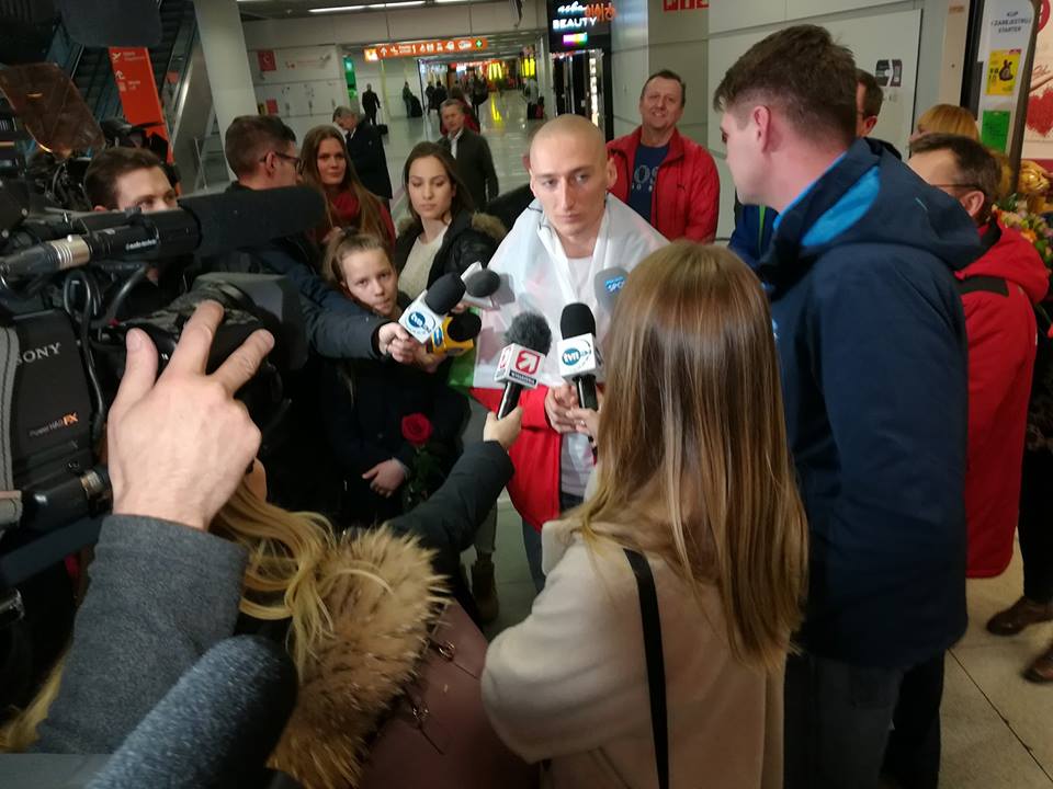Gorące powitanie Jakuba Krzewiny na lotnisku [FOTO]