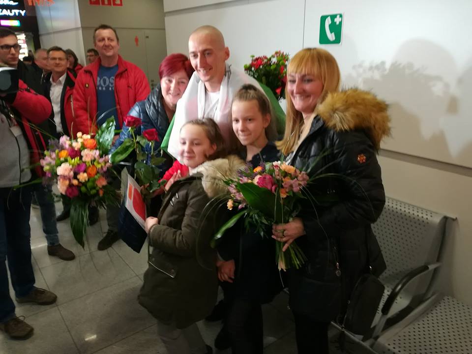 Gorące powitanie Jakuba Krzewiny na lotnisku [FOTO]