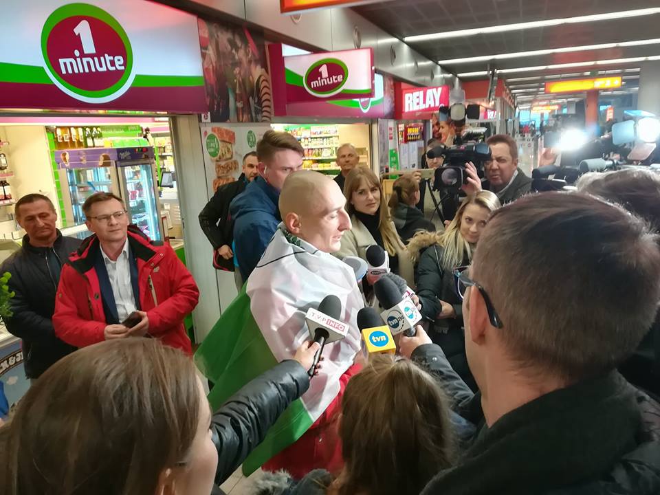 Gorące powitanie Jakuba Krzewiny na lotnisku [FOTO]