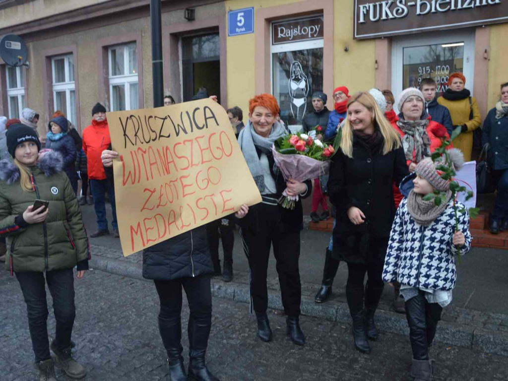 Wzruszające powitanie Jakuba Krzewiny. Kruszwiczanie powitali mistrza! [FOTO+ VIDEO]