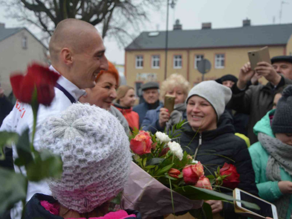 Wzruszające powitanie Jakuba Krzewiny. Kruszwiczanie powitali mistrza! [FOTO+ VIDEO]