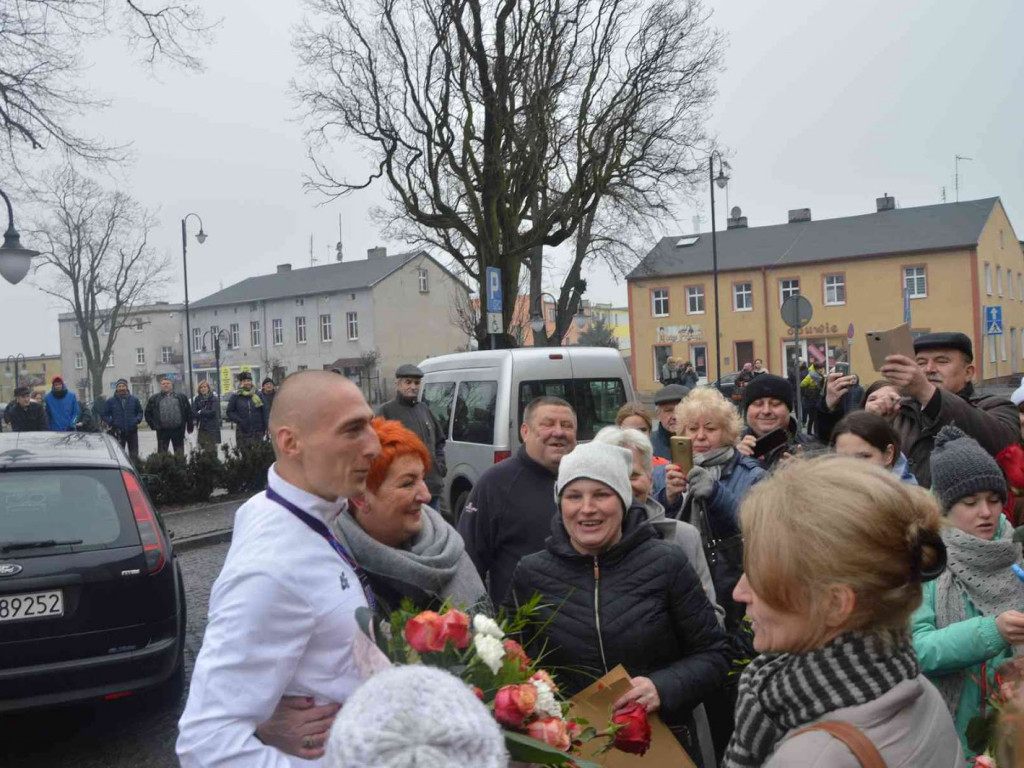 Wzruszające powitanie Jakuba Krzewiny. Kruszwiczanie powitali mistrza! [FOTO+ VIDEO]