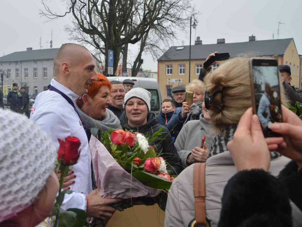 Wzruszające powitanie Jakuba Krzewiny. Kruszwiczanie powitali mistrza! [FOTO+ VIDEO]