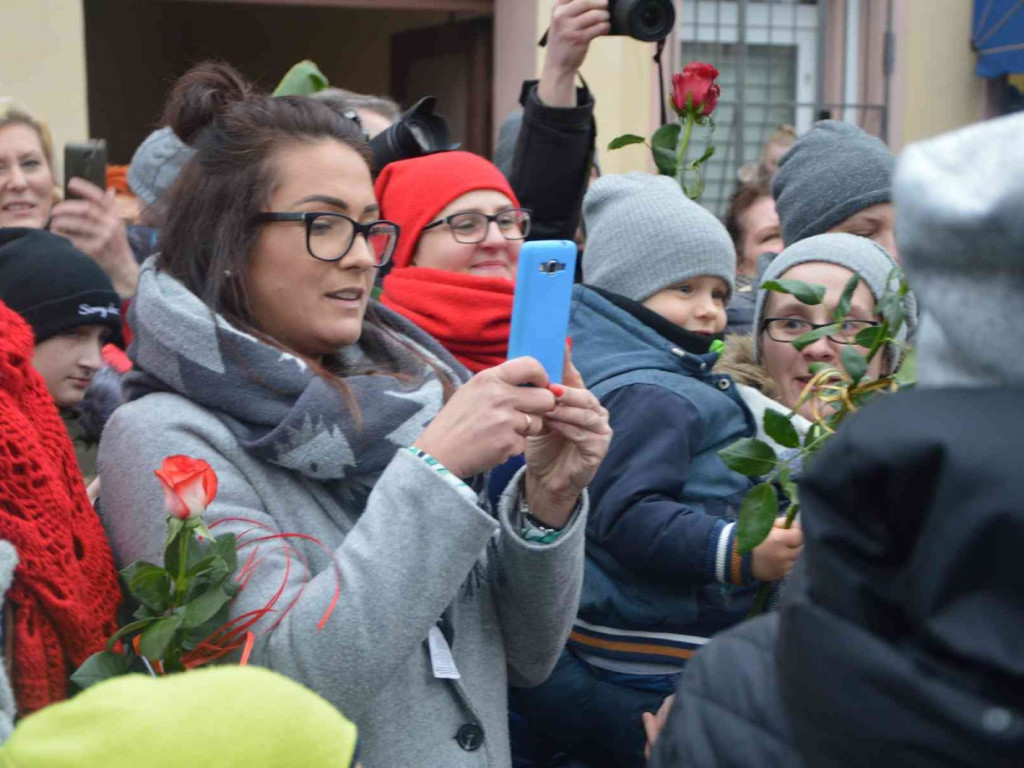 Wzruszające powitanie Jakuba Krzewiny. Kruszwiczanie powitali mistrza! [FOTO+ VIDEO]