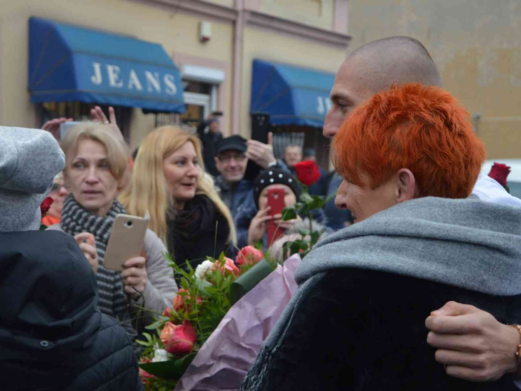 Wzruszające powitanie Jakuba Krzewiny. Kruszwiczanie powitali mistrza! [FOTO+ VIDEO]