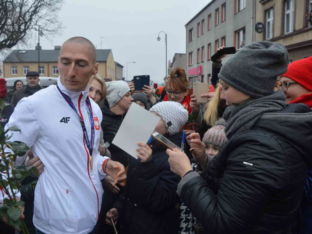 Wzruszające powitanie Jakuba Krzewiny. Kruszwiczanie powitali mistrza! [FOTO+ VIDEO]