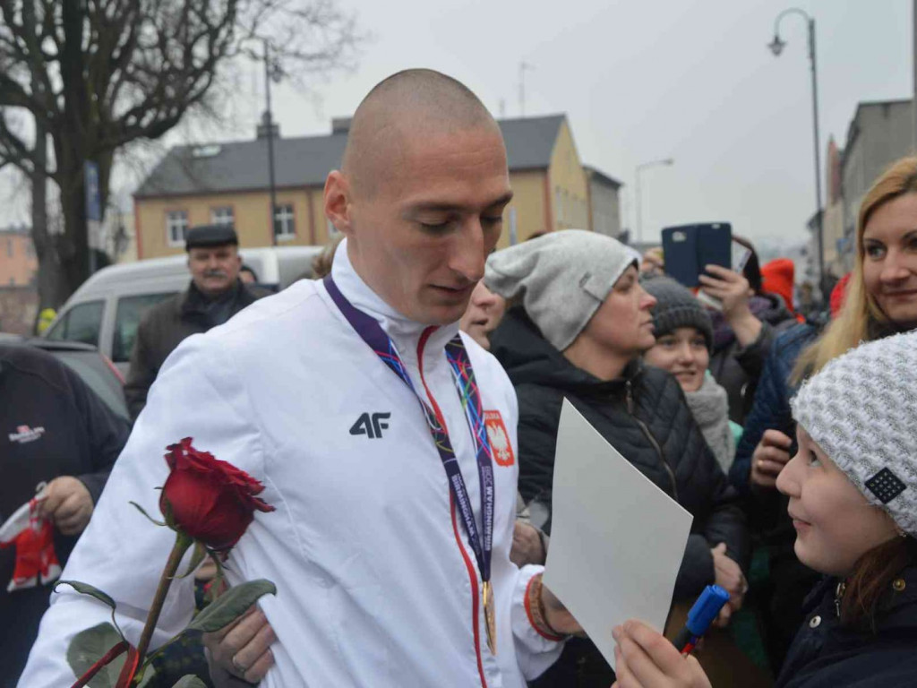 Wzruszające powitanie Jakuba Krzewiny. Kruszwiczanie powitali mistrza! [FOTO+ VIDEO]