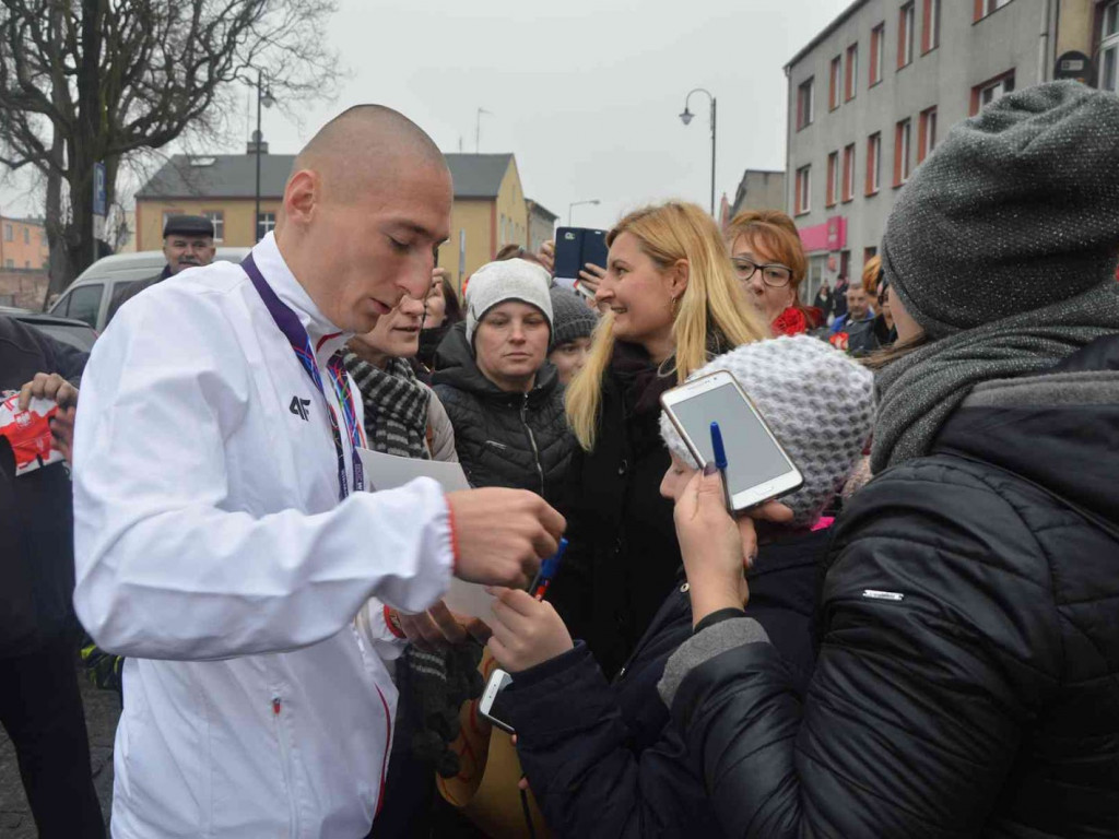Wzruszające powitanie Jakuba Krzewiny. Kruszwiczanie powitali mistrza! [FOTO+ VIDEO]