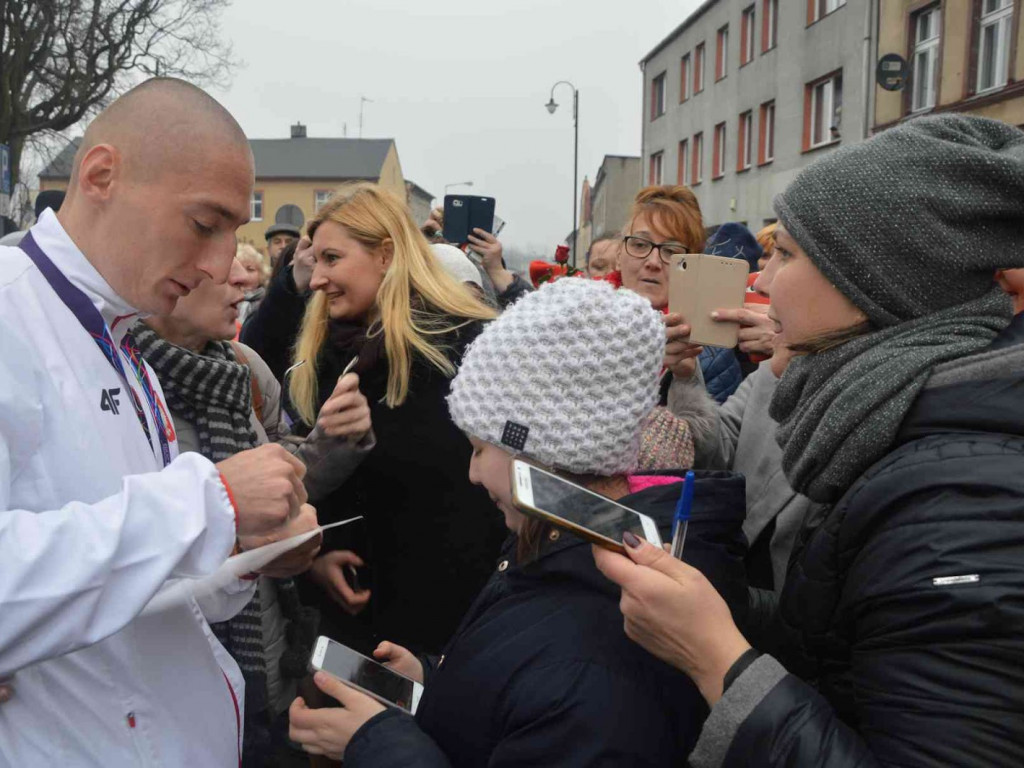 Wzruszające powitanie Jakuba Krzewiny. Kruszwiczanie powitali mistrza! [FOTO+ VIDEO]