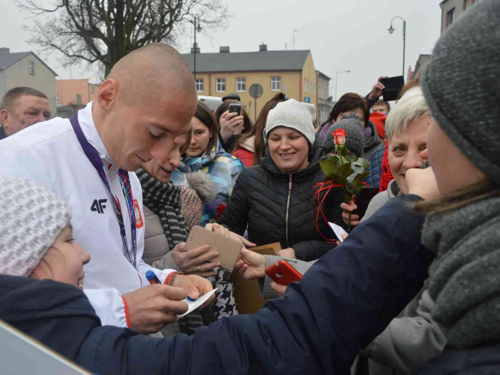 Wzruszające powitanie Jakuba Krzewiny. Kruszwiczanie powitali mistrza! [FOTO+ VIDEO]