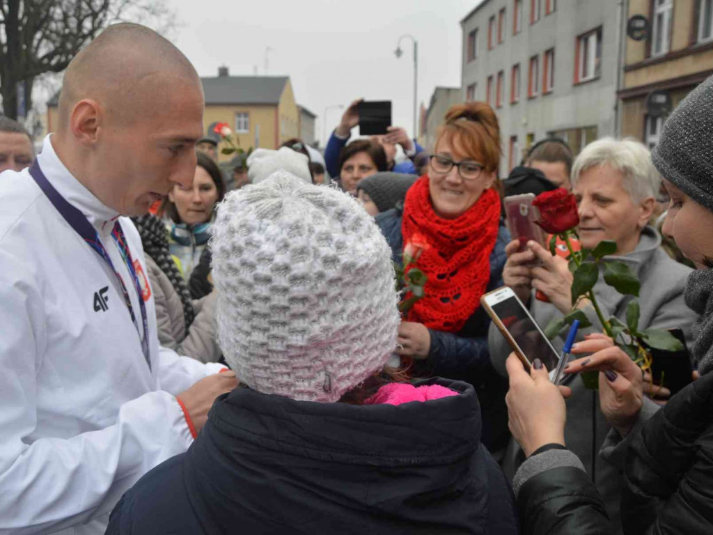 Wzruszające powitanie Jakuba Krzewiny. Kruszwiczanie powitali mistrza! [FOTO+ VIDEO]