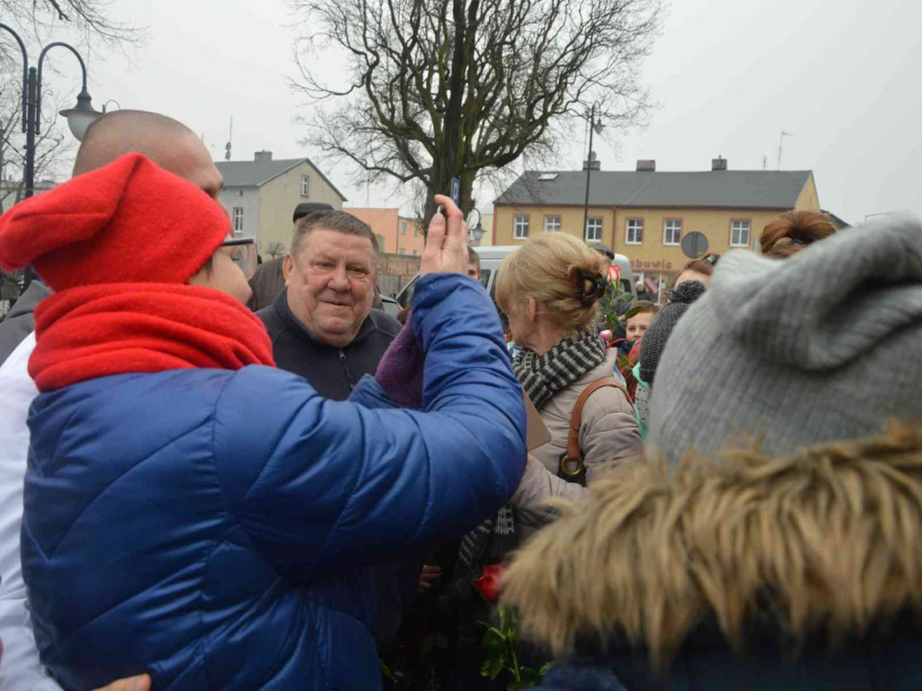 Wzruszające powitanie Jakuba Krzewiny. Kruszwiczanie powitali mistrza! [FOTO+ VIDEO]