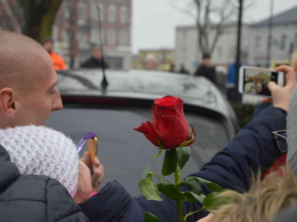 Wzruszające powitanie Jakuba Krzewiny. Kruszwiczanie powitali mistrza! [FOTO+ VIDEO]