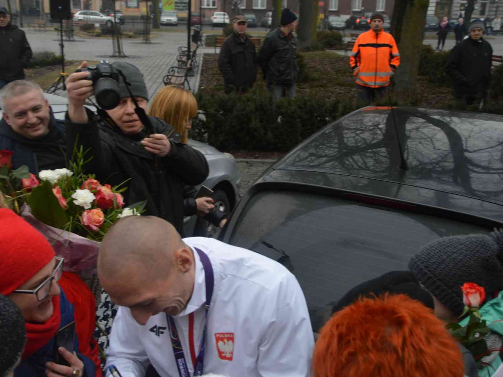 Wzruszające powitanie Jakuba Krzewiny. Kruszwiczanie powitali mistrza! [FOTO+ VIDEO]