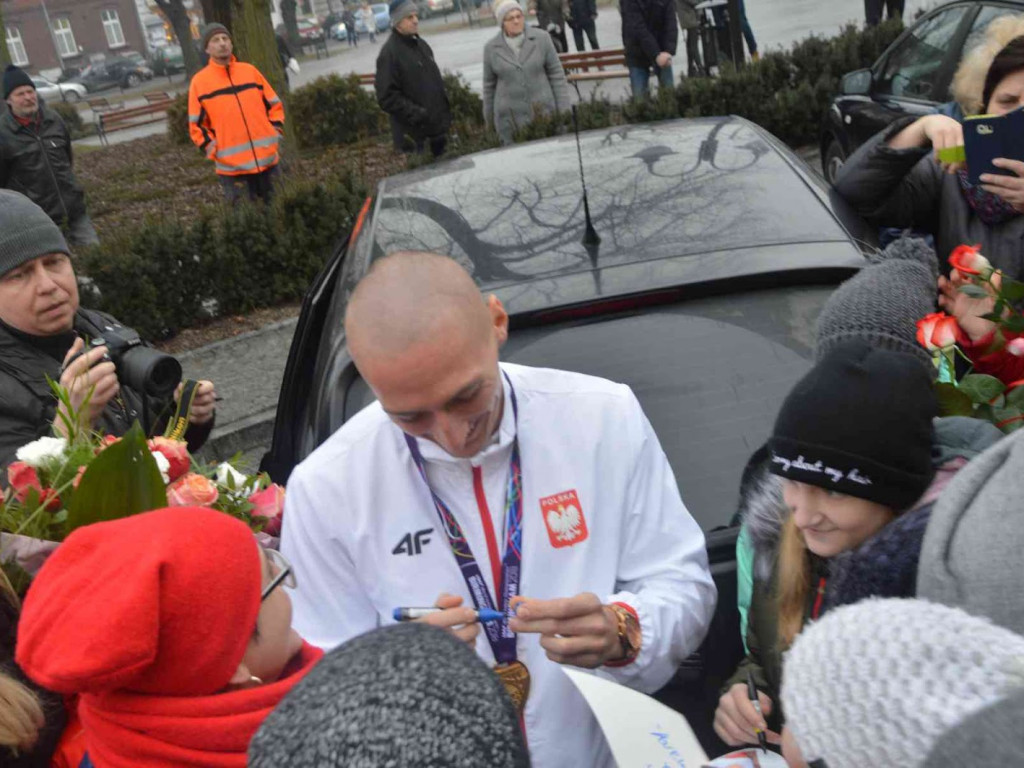 Wzruszające powitanie Jakuba Krzewiny. Kruszwiczanie powitali mistrza! [FOTO+ VIDEO]
