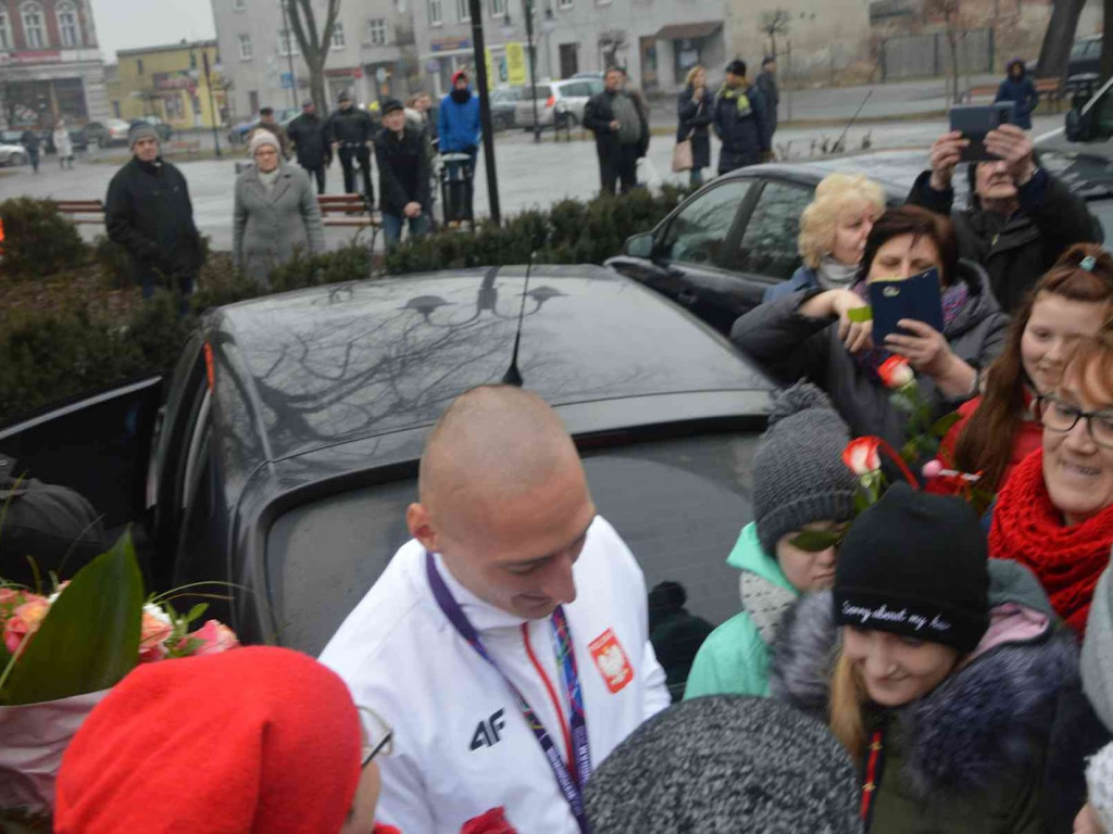 Wzruszające powitanie Jakuba Krzewiny. Kruszwiczanie powitali mistrza! [FOTO+ VIDEO]