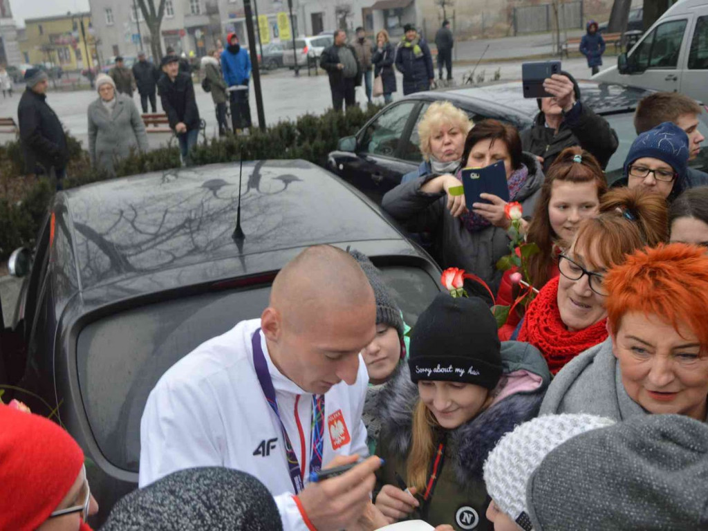 Wzruszające powitanie Jakuba Krzewiny. Kruszwiczanie powitali mistrza! [FOTO+ VIDEO]