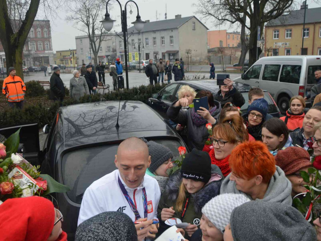 Wzruszające powitanie Jakuba Krzewiny. Kruszwiczanie powitali mistrza! [FOTO+ VIDEO]