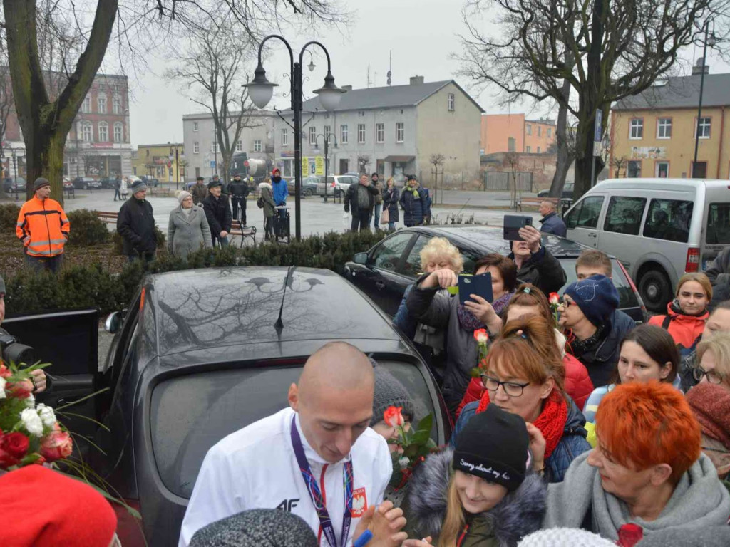 Wzruszające powitanie Jakuba Krzewiny. Kruszwiczanie powitali mistrza! [FOTO+ VIDEO]