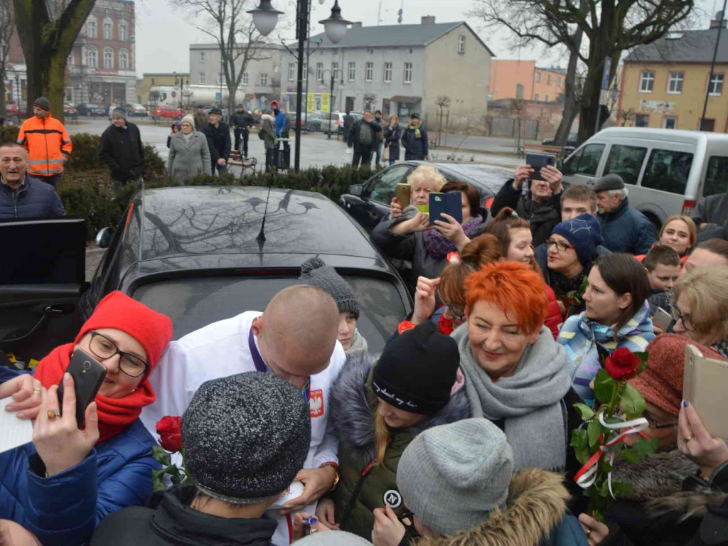Wzruszające powitanie Jakuba Krzewiny. Kruszwiczanie powitali mistrza! [FOTO+ VIDEO]